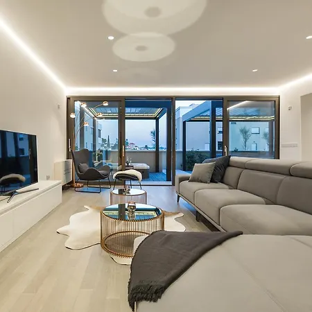 Shell Luxury Residences With Pool And Whirlpool زادار