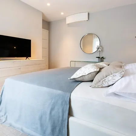 Shell Luxury Residences With Pool And Whirlpool