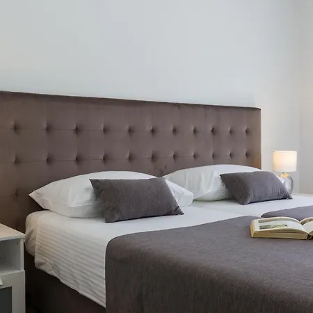 Shell Luxury Residences With Pool And Whirlpool