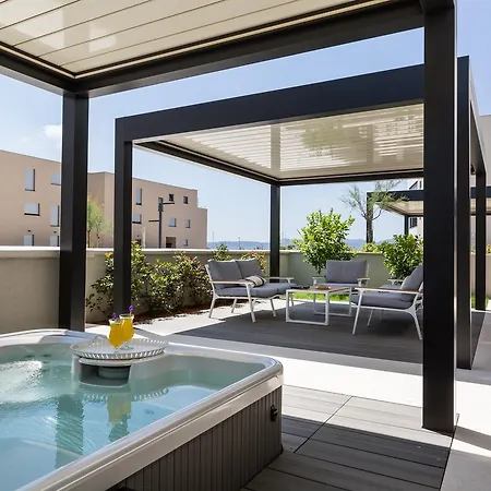 Shell Luxury Residences With Pool And Whirlpool Apartment