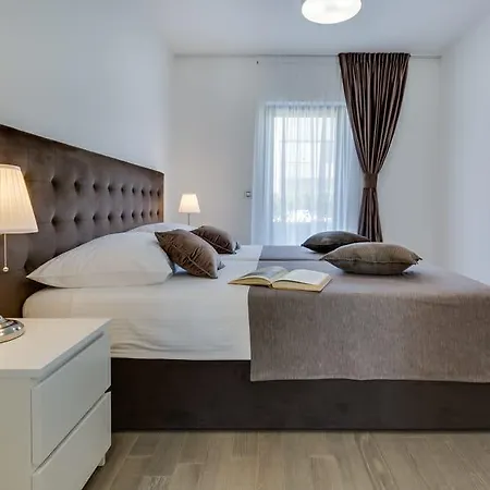 Shell Luxury Residences With Pool And Whirlpool