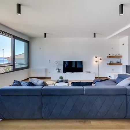 Shell Luxury Residences With Pool And Whirlpool Apartment
