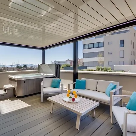 Shell Luxury Residences With Pool And Whirlpool Apartment