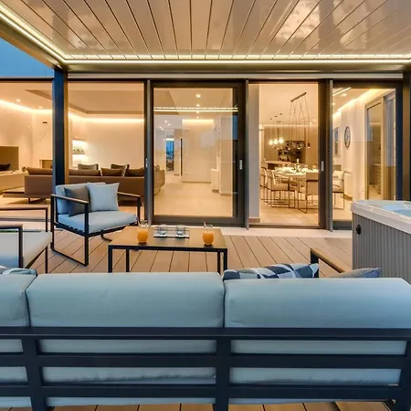 Shell Luxury Residences With Pool And Whirlpool *